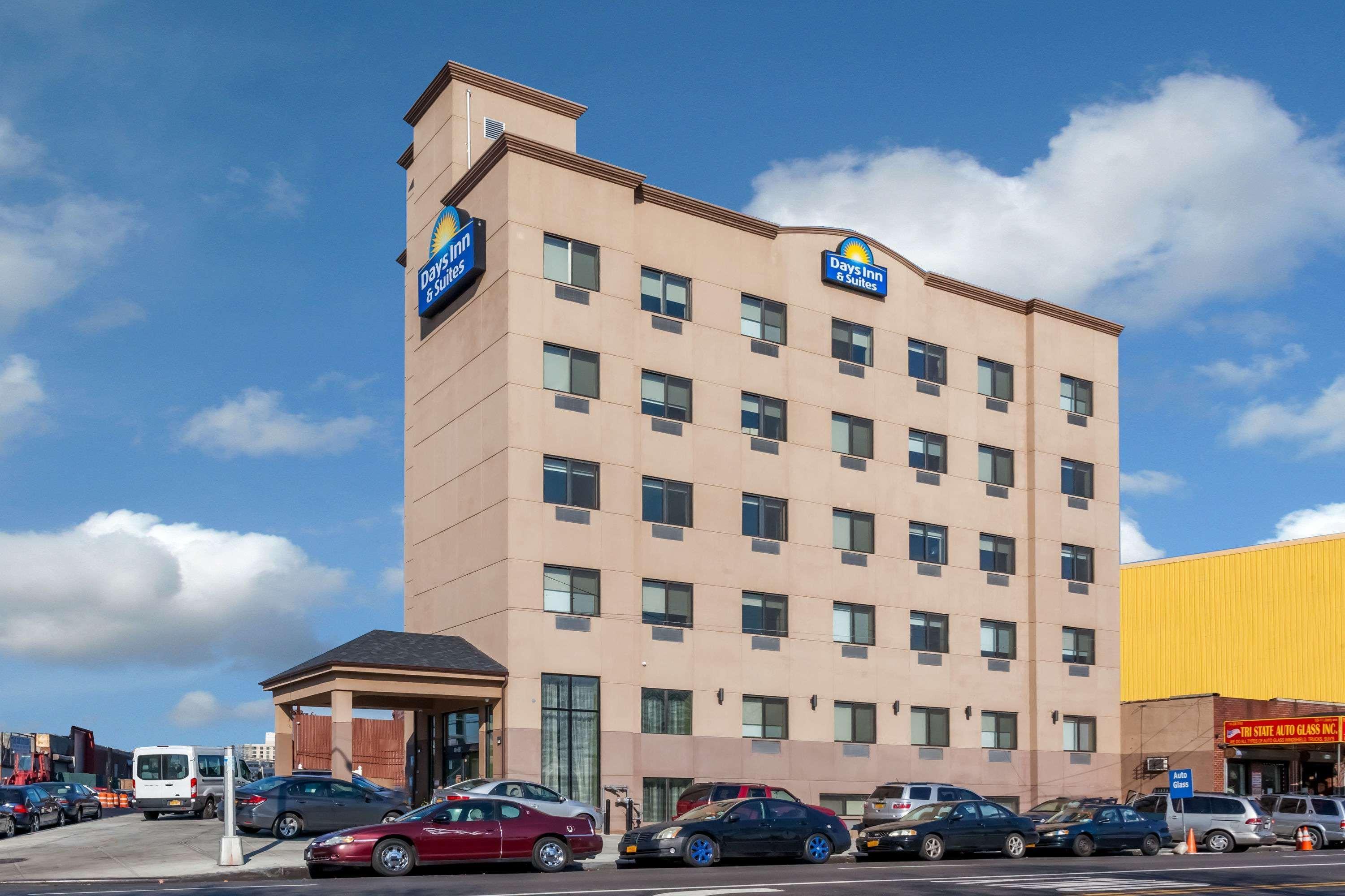 Days Inn & Suites By Wyndham Jamaica Jfk Airport New York Exterior photo